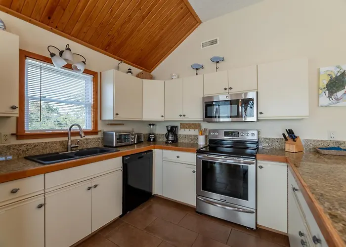 Shore Is Fun - Duck, Poteskeet, Beach 480 Yds, 3 Min. Walk To Downtown, Pool, Hot Tub, Yr Flex